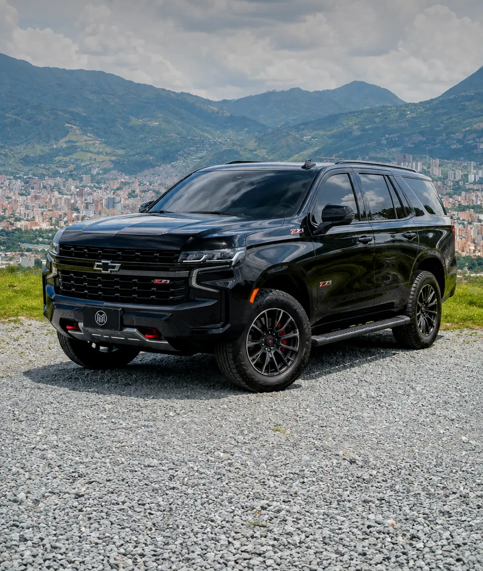Chevrolet Tahoe Z71 negra en un mirador sobre el valle de Medellín, con la ciudad y la cordillera al fondo.