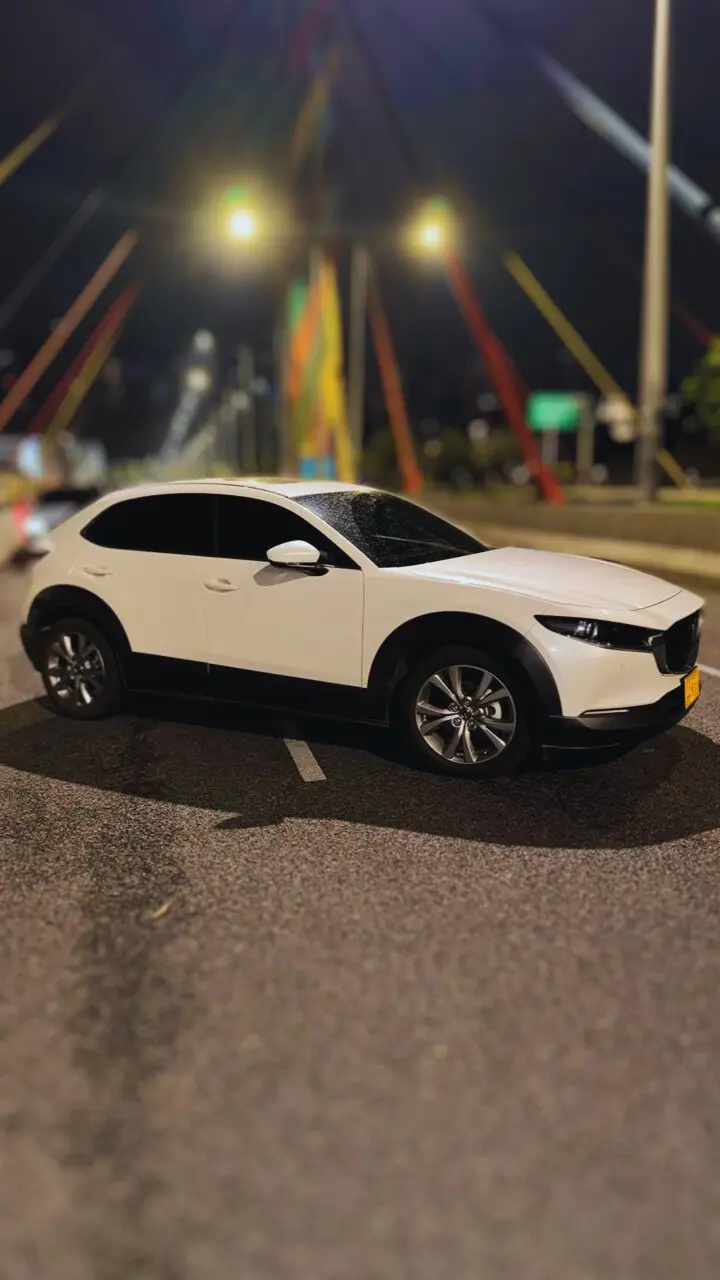 SUV Mazda CX-30 híbrida blanca Majestic Rentacar estacionada.