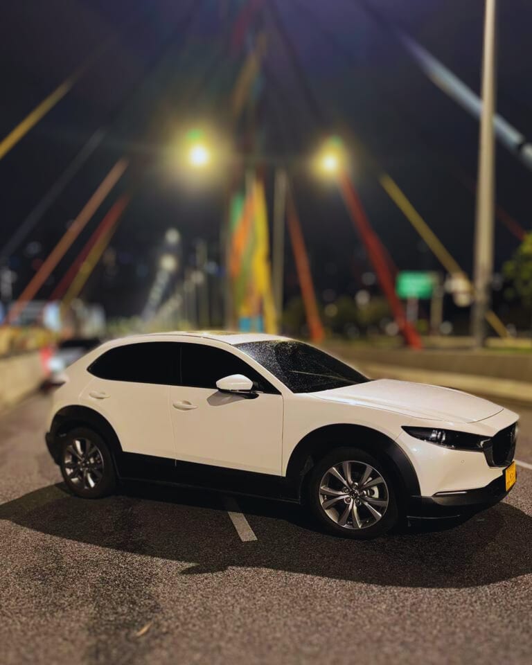 SUV Mazda CX-30 híbrida blanca Majestic Rentacar estacionada.