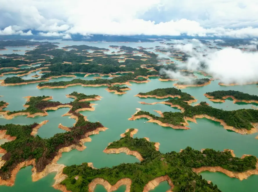 Vista aérea del embalse de Guatapé, un destino turístico imperdible cerca de Medellín
