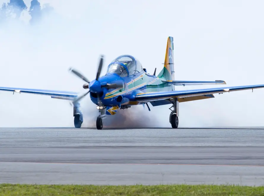 Avión acrobático durante la exhibición aérea en F-AIR Colombia 2025 en Rionegro