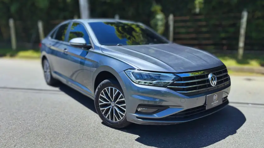 Volkswagen Jetta gris modelo reciente estacionado en una calle soleada