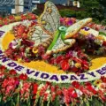 Vive la Feria de las Flores 2025 en Medellín: cultura, color y libertad sobre ruedas